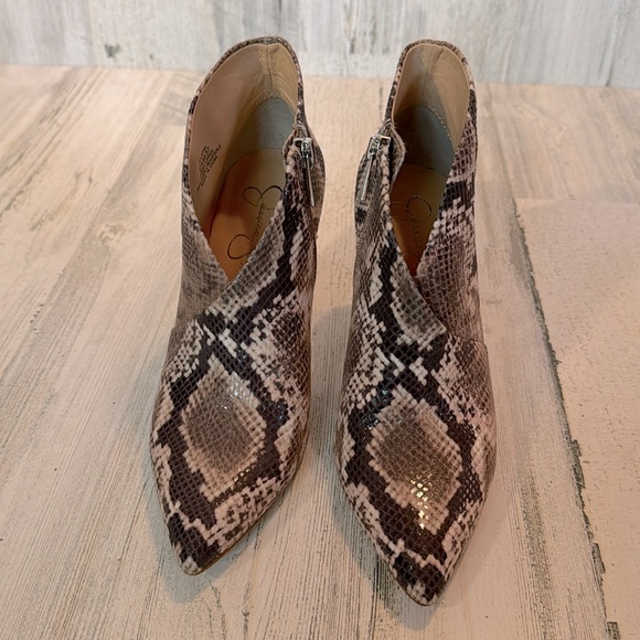 NWT Jessica Simpson Women's Layra Deep V Heeled Ankle Bootie 6.5 Snake Print - Picture 3 of 9